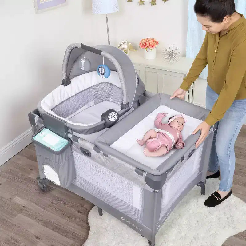 Baby Trend Lullaby Nursery Suite EZ-Fold Playard avec transat berçant portatif – Madrid Plaid : auvent, moïse, roues verrouillables, vibration