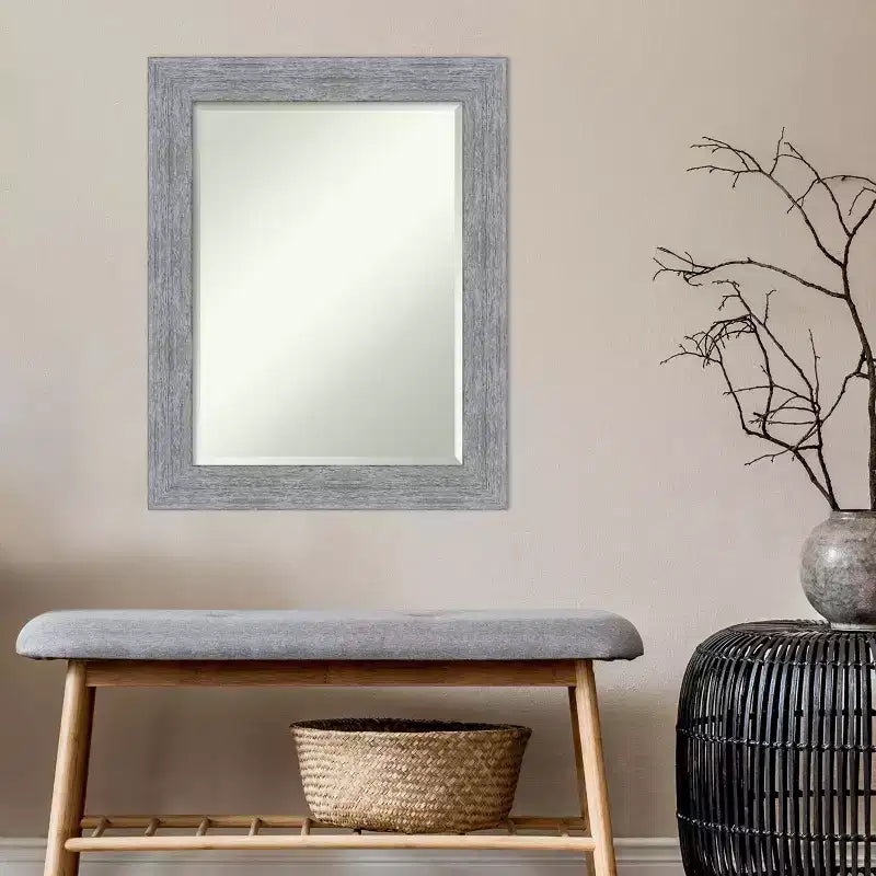 Amanti Art Miroir mural encadré rustique 23 po x 29 po, gris : verre biseauté, cadre en polystyrène, aucun assemblage requis
