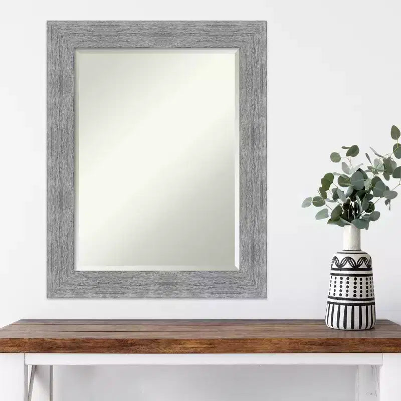 Amanti Art Miroir mural encadré rustique 23 po x 29 po, gris : verre biseauté, cadre en polystyrène, aucun assemblage requis