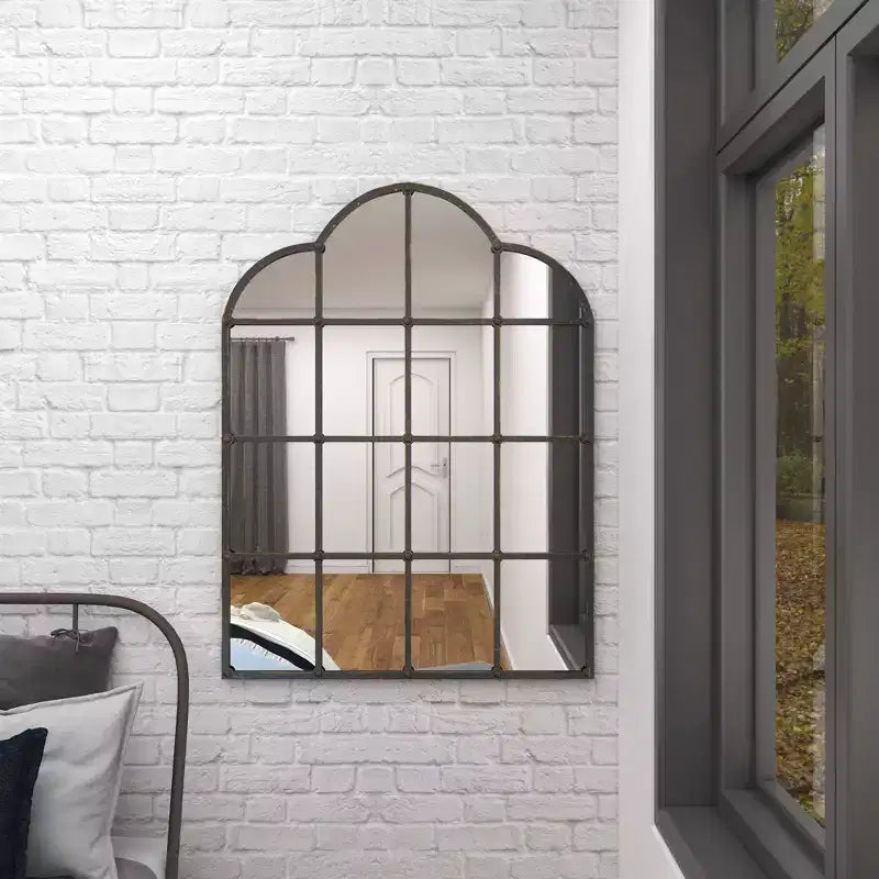 Miroir mural en métal inspiré des vitres de fenêtre avec dessus cintrés et clous noir - Olivia & May