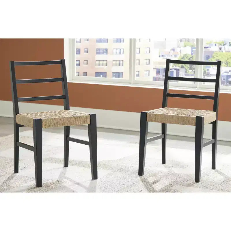 Signature Design by Ashley Isanti Chaise de salle à manger en rotin avec cadre en bois massif noir mat, ensemble de 2, brun clair