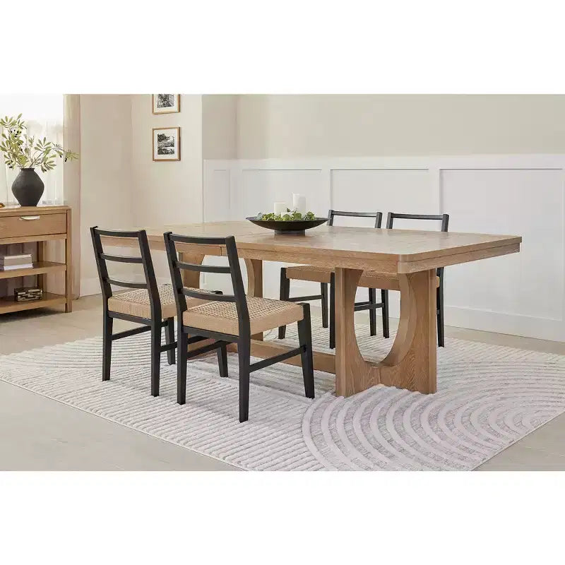 Signature Design by Ashley Isanti Chaise de salle à manger en rotin avec cadre en bois massif noir mat, ensemble de 2, brun clair