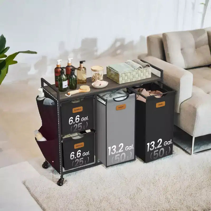 LEDREM Marron Châtaigne, Noir Encre et Gris Tourterelle 150 L (39,6 gal.) Panier à linge à 4 compartiments. Un chariot à linge roulant avec étagères et 6 étiquettes.