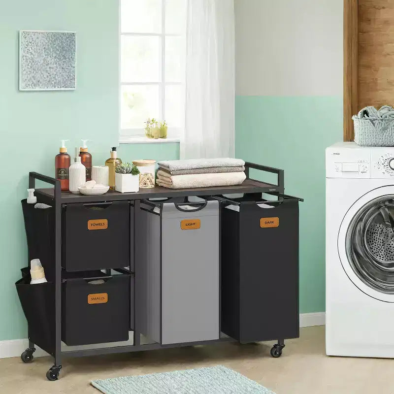 LEDREM Marron Châtaigne, Noir Encre et Gris Tourterelle 150 L (39,6 gal.) Panier à linge à 4 compartiments. Un chariot à linge roulant avec étagères et 6 étiquettes.