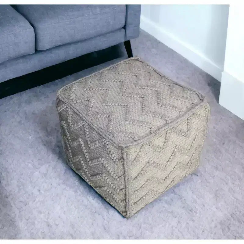 HomeRoots Pouf-Ottoman Cube Chevron 18 po en mélange de laine et de coton gris