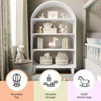 Bibliothèque ouverte en bois Buzz & Bloom avec dessus arrondi couvert, 4 étagères et pieds cylindriques