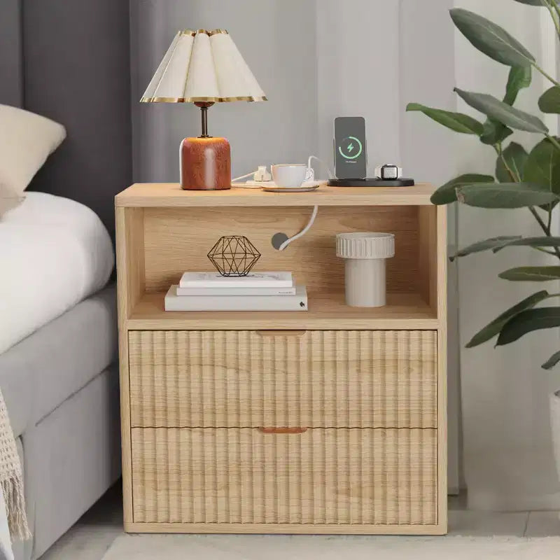 Lot de 2 tables de chevet cannelées de style ferme avec station de recharge – Tables d'appoint de style Mid-Century Modern de 58 cm avec 2 tiroirs pour chambre et salon