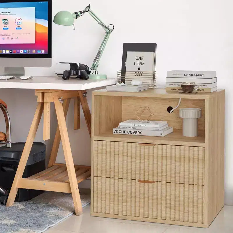 Lot de 2 tables de chevet cannelées de style ferme avec station de recharge – Tables d'appoint de style Mid-Century Modern de 58 cm avec 2 tiroirs pour chambre et salon