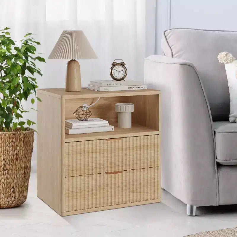 Lot de 2 tables de chevet cannelées de style ferme avec station de recharge – Tables d'appoint de style Mid-Century Modern de 58 cm avec 2 tiroirs pour chambre et salon
