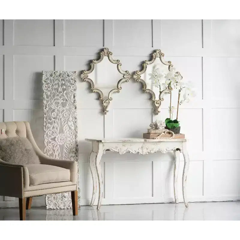Miroir mural décoratif blanc de 30 x 23,5 pouces avec motifs de volutes