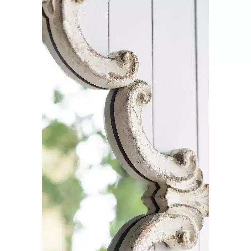 Miroir mural décoratif blanc de 30 x 23,5 pouces avec motifs de volutes