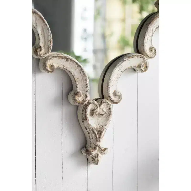 Miroir mural décoratif blanc de 30 x 23,5 pouces avec motifs de volutes
