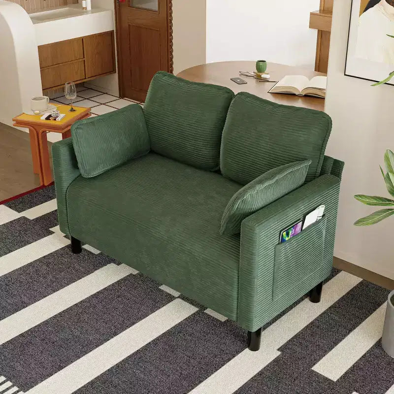 Canapé deux places moderne Okak en velours côtelé doux avec oreillers et poches latérales, futon avec cadre en bois massif pour salon, chambre d'étudiant
