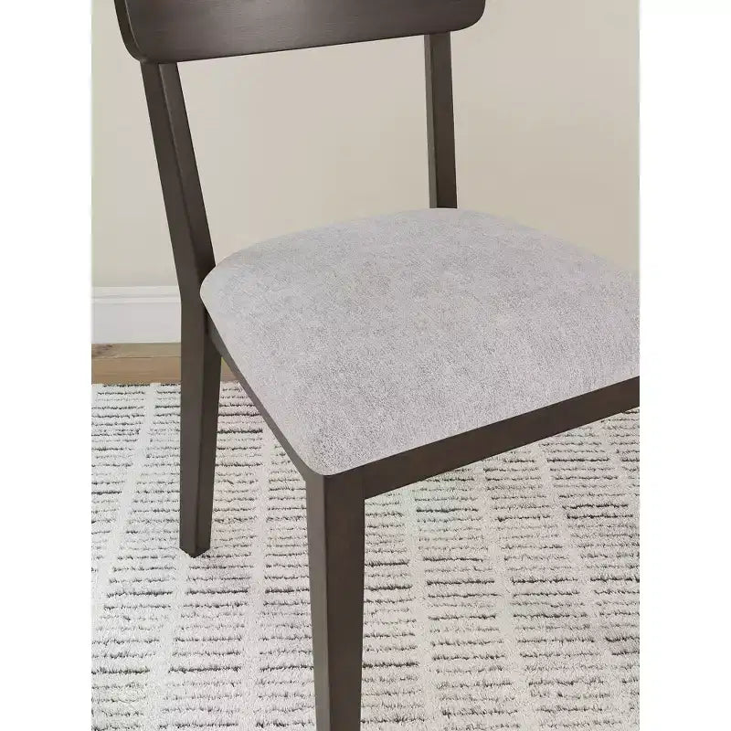 Signature Design by Ashley Favelon Chaises de salle à manger rembourrées, lot de 2, revêtement en polyester merlot