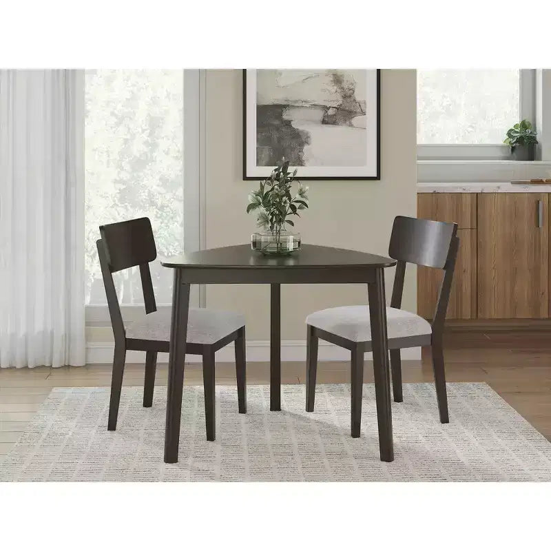 Signature Design by Ashley Favelon Chaises de salle à manger rembourrées, lot de 2, revêtement en polyester merlot