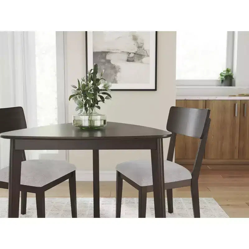 Signature Design by Ashley Favelon Chaises de salle à manger rembourrées, lot de 2, revêtement en polyester merlot
