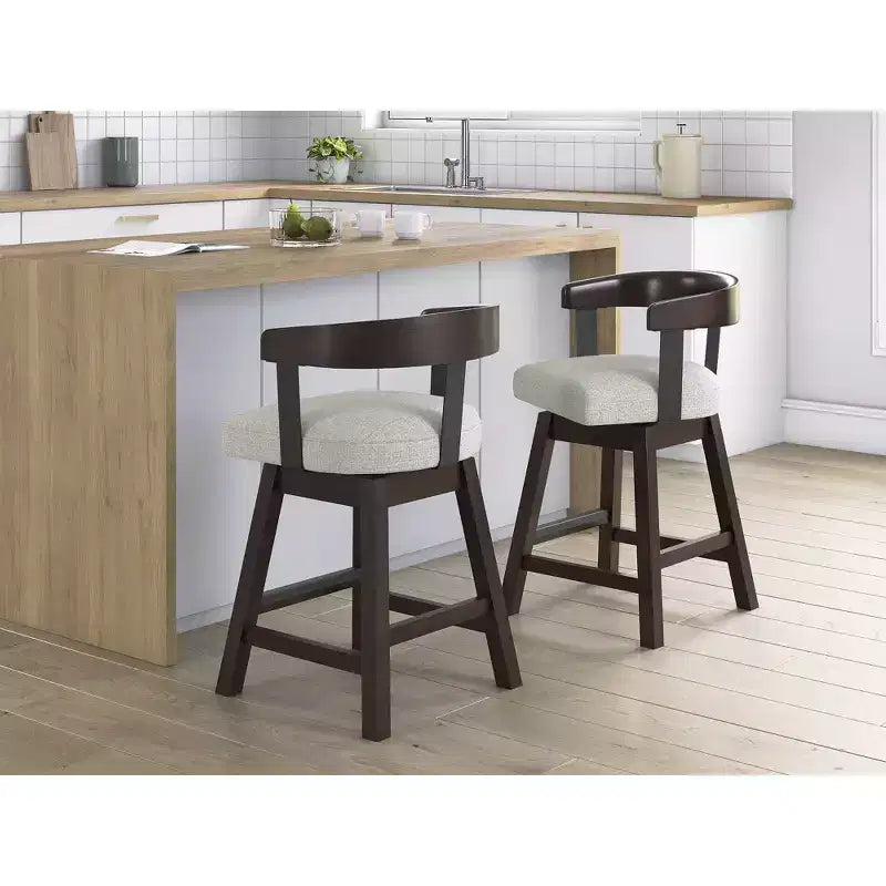 Signature Design by Ashley Haddigan Tabourets de bar pivotants rembourrés, hauteur comptoir, lot de 2, assise grise avec cadre marron foncé