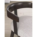 Signature Design by Ashley Haddigan Tabourets de bar pivotants rembourrés, hauteur comptoir, lot de 2, assise grise avec cadre marron foncé
