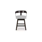 Signature Design by Ashley Haddigan Tabourets de bar pivotants rembourrés, hauteur comptoir, lot de 2, assise grise avec cadre marron foncé