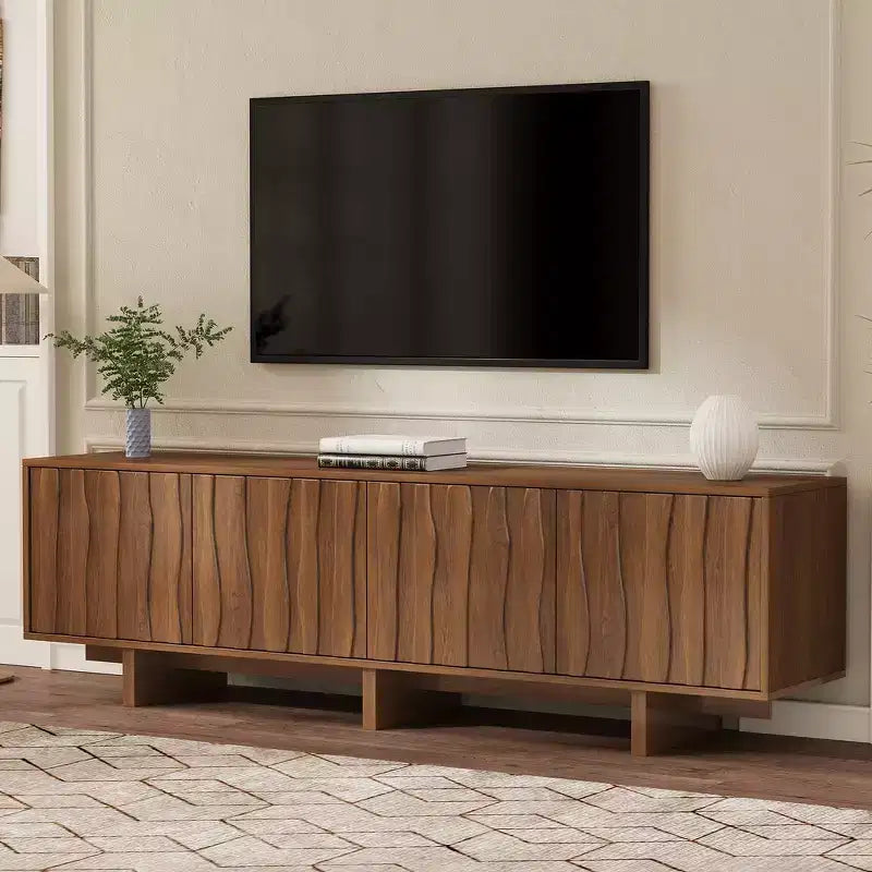 Meuble TV Whisen de style rétro en grain de bois, console média rustique, meuble TV à base robuste avec porte ondulée pour téléviseurs jusqu'à 75 pouces