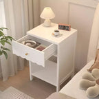 Table de chevet blanche moderne avec tiroir et étagère ouverte, Table de chevet à bords festonnés pour chambre à coucher, Petite table d'appoint minimaliste pour chambre d'enfant ou de fille