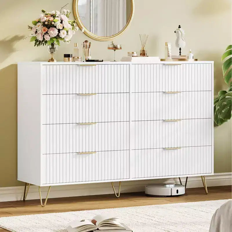 Commode cannelée COZONY avec 8 tiroirs, commode en bois moderne de 140 cm de large avec poignées métalliques, commode de chambre et meuble TV pour salon