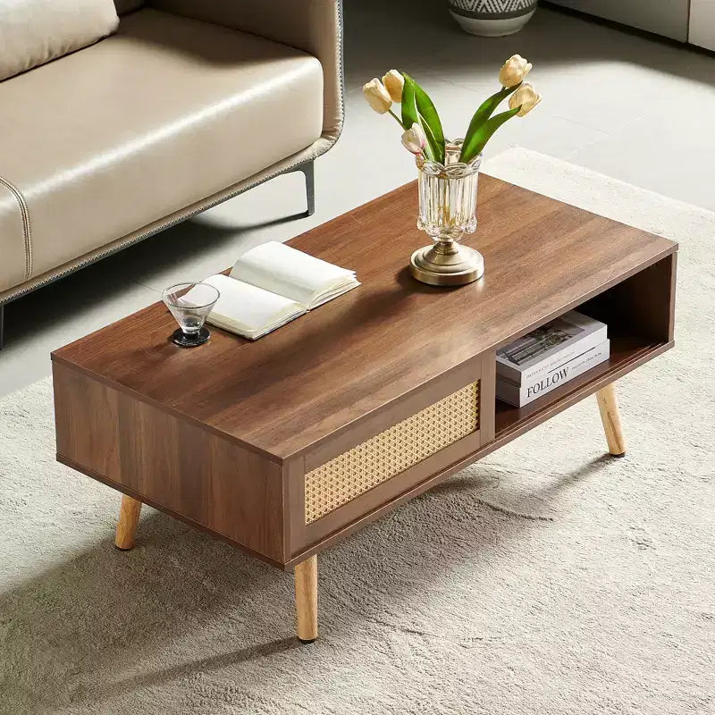 Table basse en rotin JVNOXK de 105 cm, porte coulissante pour le rangement, pieds en bois massif, table moderne pour salon, couleur noyer