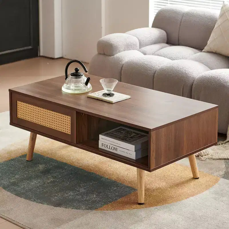 Table basse en rotin JVNOXK de 105 cm, porte coulissante pour le rangement, pieds en bois massif, table moderne pour salon, couleur noyer