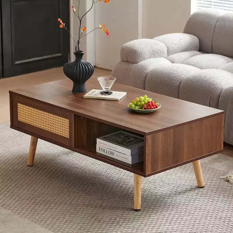 Table basse en rotin JVNOXK de 105 cm, porte coulissante pour le rangement, pieds en bois massif, table moderne pour salon, couleur noyer