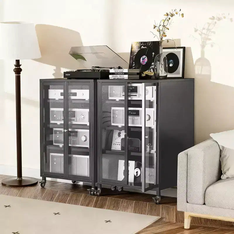 Meuble de rangement multimédia JVNOXK de 90,9 cm, meuble TV stéréo AV avec 4 étagères en verre réglables et portes d'armoire, cadre en acier robuste pour le salon, noir