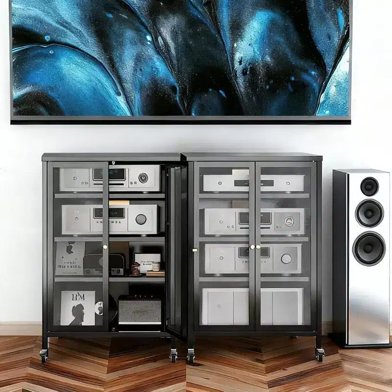 Meuble de rangement multimédia JVNOXK de 90,9 cm, meuble TV stéréo AV avec 4 étagères en verre réglables et portes d'armoire, cadre en acier robuste pour le salon, noir