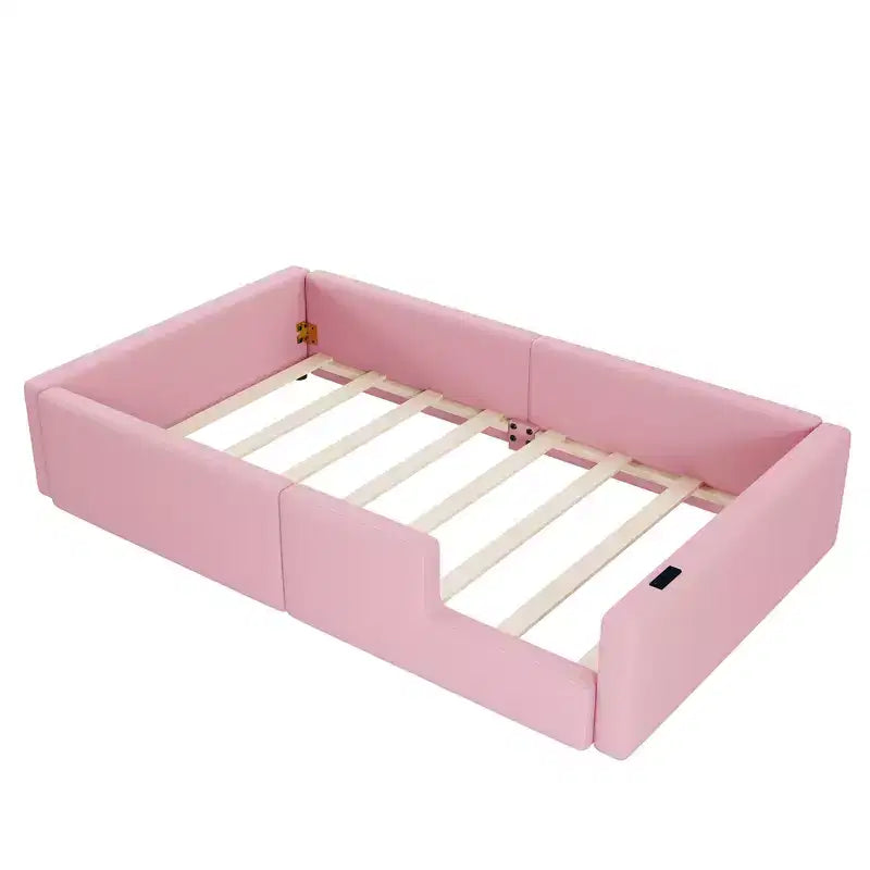 Lit plateforme simple au sol avec garde-corps pleine longueur, cadre de lit en bois rembourré avec station de recharge