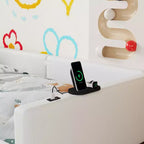 Lit plateforme simple au sol avec garde-corps pleine longueur, cadre de lit en bois rembourré avec station de recharge