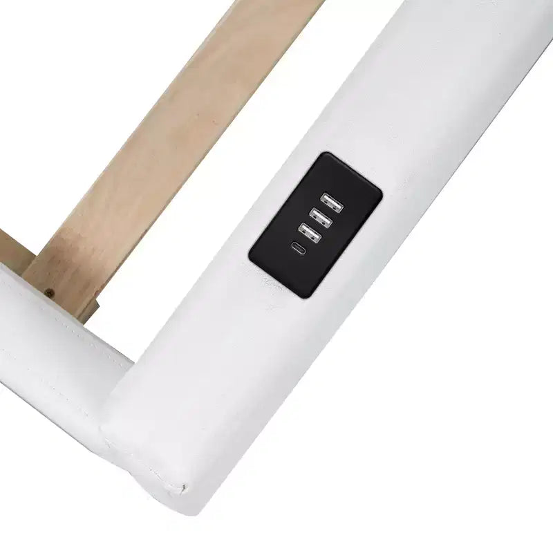 Lit plateforme simple au sol avec garde-corps pleine longueur, cadre de lit en bois rembourré avec station de recharge