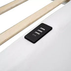 Lit plateforme simple au sol avec garde-corps pleine longueur, cadre de lit en bois rembourré avec station de recharge
