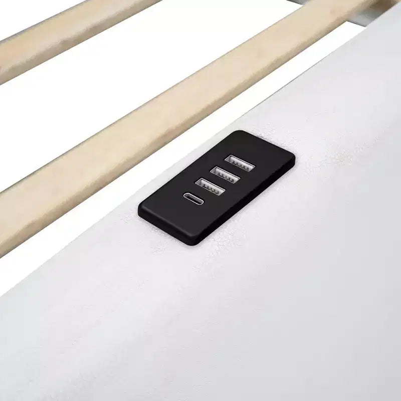 Lit plateforme simple au sol avec garde-corps pleine longueur, cadre de lit en bois rembourré avec station de recharge