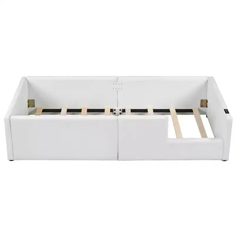Lit plateforme simple au sol avec garde-corps pleine longueur, cadre de lit en bois rembourré avec station de recharge