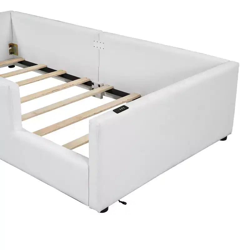 Lit plateforme simple au sol avec garde-corps pleine longueur, cadre de lit en bois rembourré avec station de recharge