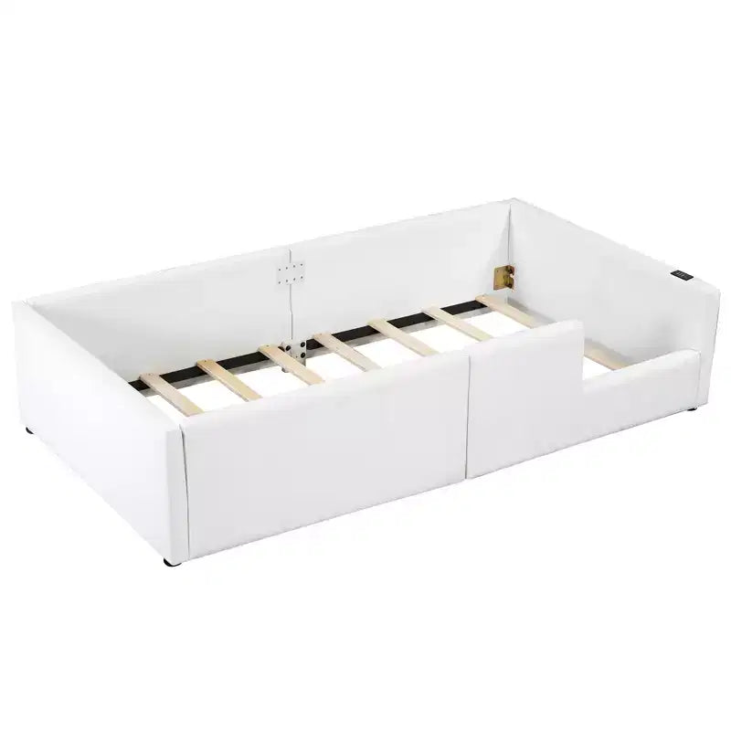 Lit plateforme simple au sol avec garde-corps pleine longueur, cadre de lit en bois rembourré avec station de recharge