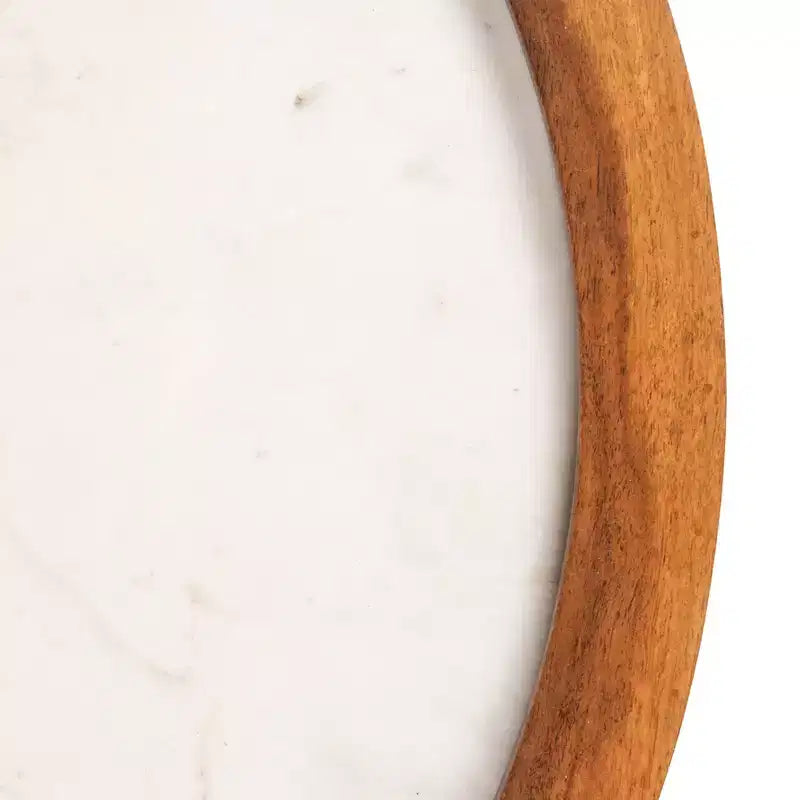 Table d'appoint semi-fermée Storied Home en marbre rond et bois de manguier avec finition naturelle