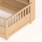Lit de plancher GDFStudio Cissie moderne en pin avec rangement latéral et garde-corps