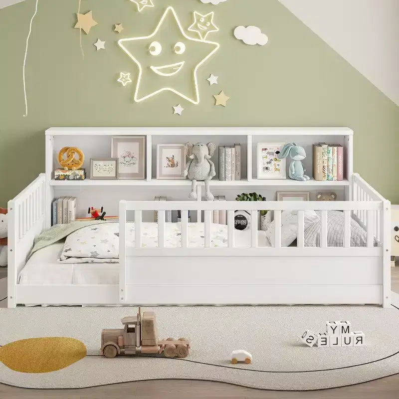 Lit de plancher GDFStudio Cissie moderne en pin avec rangement latéral et garde-corps