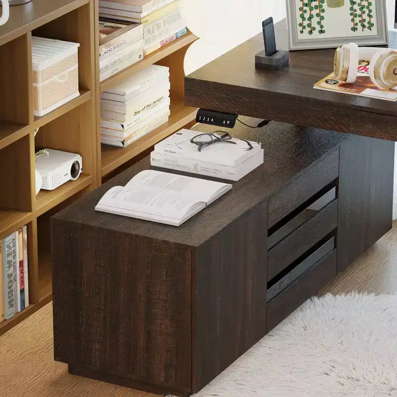 Bureau debout d'angle Hitow en bois foncé : Hauteur réglable électriquement + Meuble de rangement Poste de travail ergonomique pour la maison