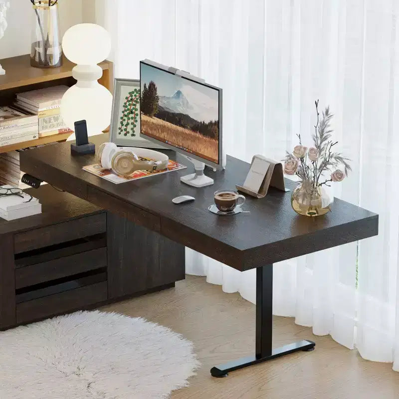 Bureau debout d'angle Hitow en bois foncé : Hauteur réglable électriquement + Meuble de rangement Poste de travail ergonomique pour la maison