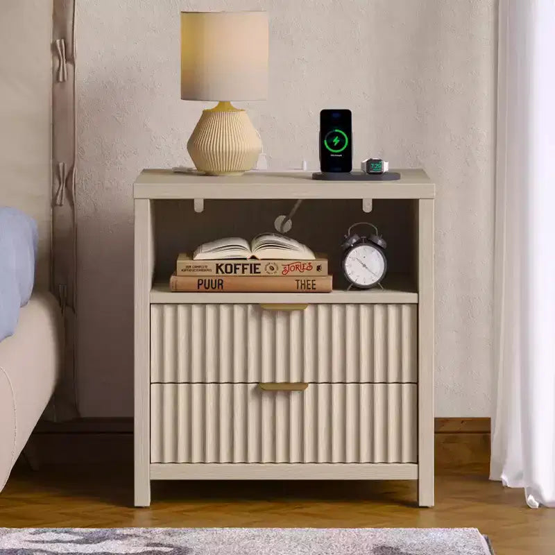 Table de chevet cannelée avec station de recharge, table de chevet moderne de 50 cm avec 2 tiroirs coulissants en bois, étagère ouverte, ports USB, prises de courant, table d'appoint de chambre, blanc