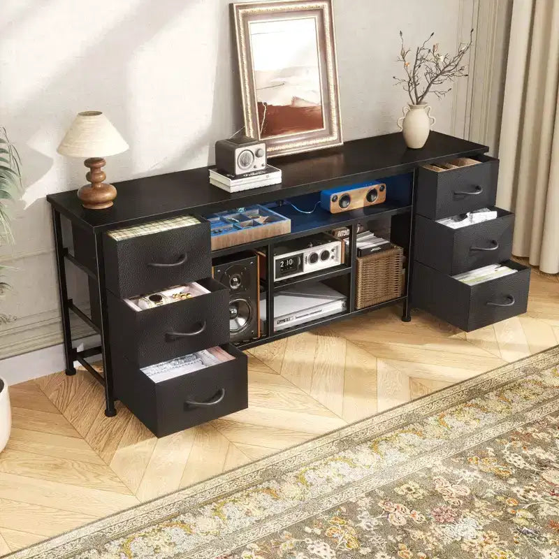Meuble TV Qwatto noir de 55 pouces avec station de charge, lumières LED, 6 tiroirs en tissu, centre de divertissement pour téléviseurs jusqu'à 60 pouces, rangement de chambre.