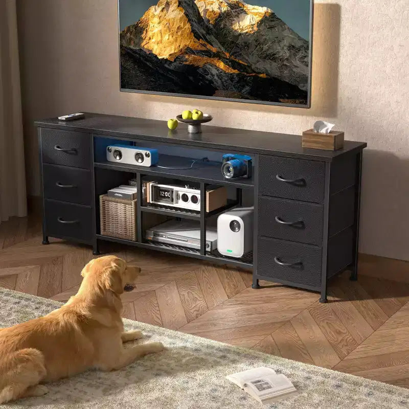 Meuble TV Qwatto noir de 55 pouces avec station de charge, lumières LED, 6 tiroirs en tissu, centre de divertissement pour téléviseurs jusqu'à 60 pouces, rangement de chambre.