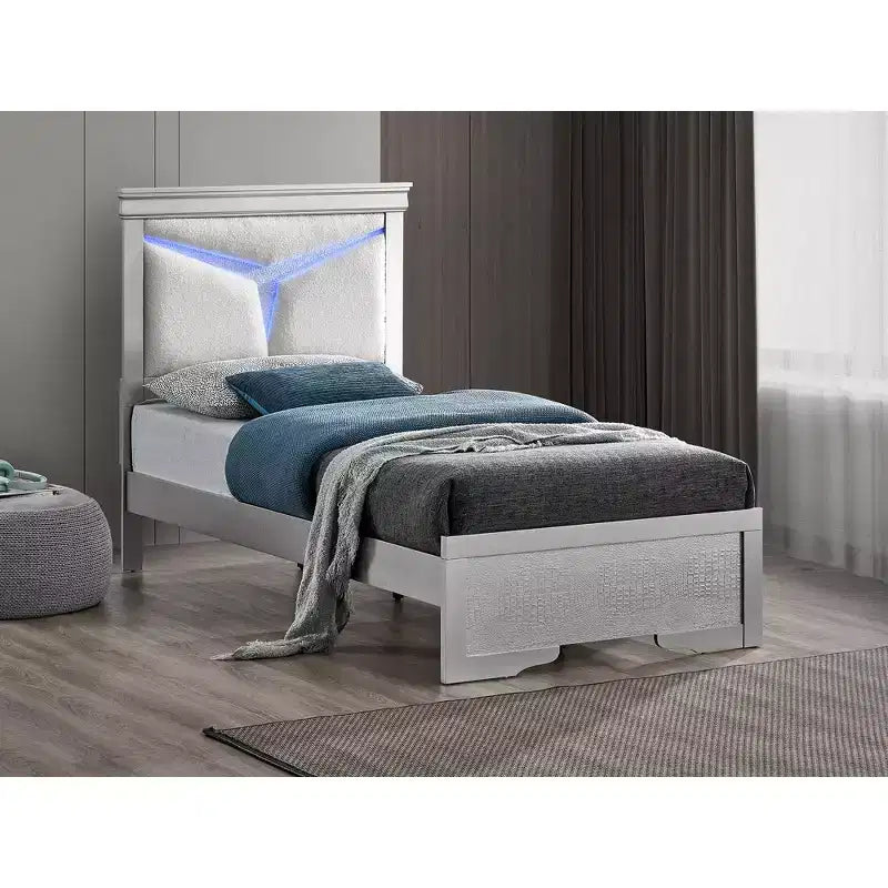 Lit Lorana de Passion Furniture avec cadre en bois argent champagne et tête de lit à panneau double avec éclairage DEL