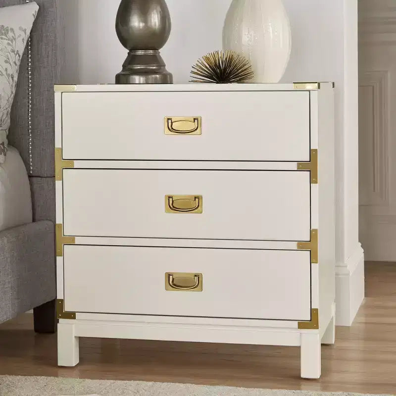 Table de chevet à 3 tiroirs Borden avec accents dorés - iNSPIRE Q