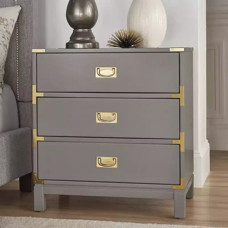 Table de chevet à 3 tiroirs Borden avec accents dorés - iNSPIRE Q